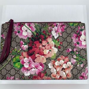 Gucci
Blooms Large Cosmetic Case
Beige Multicolor Dry Rose